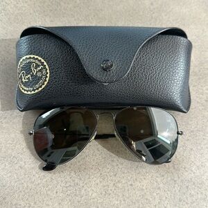 Black Ray-Ban Aviators